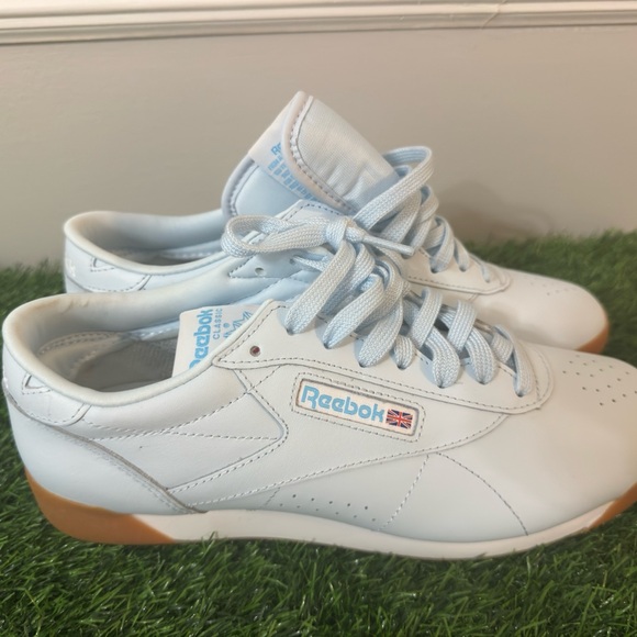 Size 9 NWT REEBOK SNEAKER Ice Blue and Bubblegum Sole - Picture 7 of 11